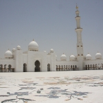 Die größte Moschee der Welt ist auch gleichzeitig die schönste die wir je gesehen haben. Einfach umwerfend, wir kamen genau zur richtigen Zeit, denn nach unserem Besuch begann die Gebetszeit und wir konnten noch den Gesängen des Muezzin lauschen 