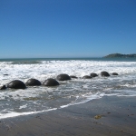 Wer hat bloß die runden Steine an den Strand gelegt??