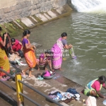 Alle waschen im Fluss in Nasik