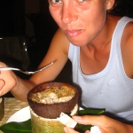 traditionelles Essen gereicht in einer Kokosnuss